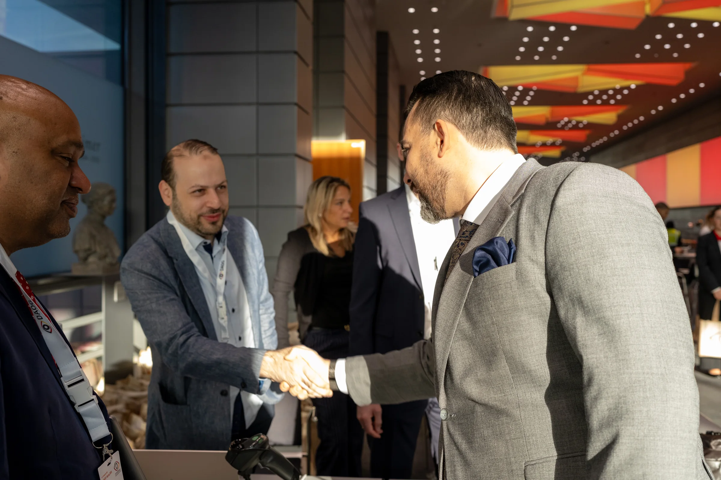 Begrüßung mit Handschlag im Foyer der Tagung 2026