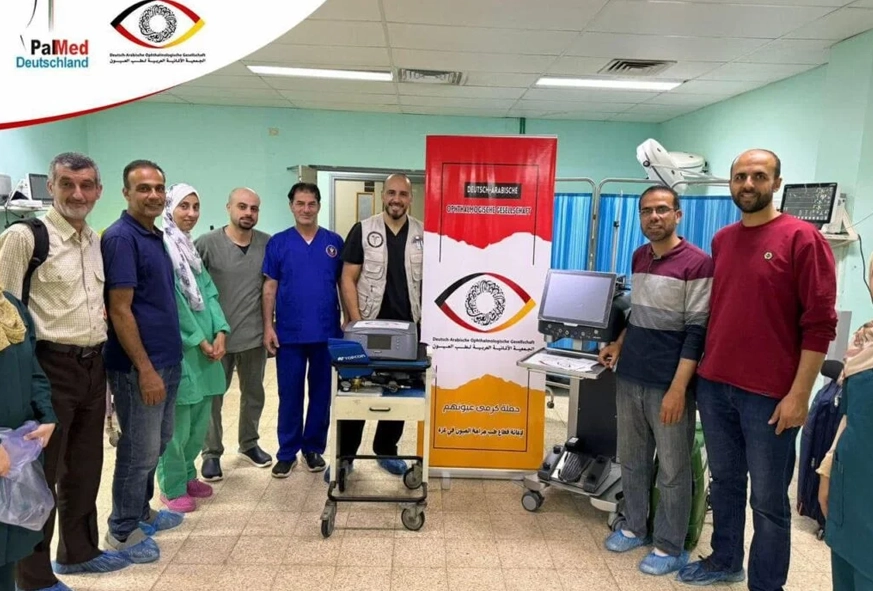 Team der augenchirurgischen Kampagne in Gaza 2024 neben dem DAOG-Banner